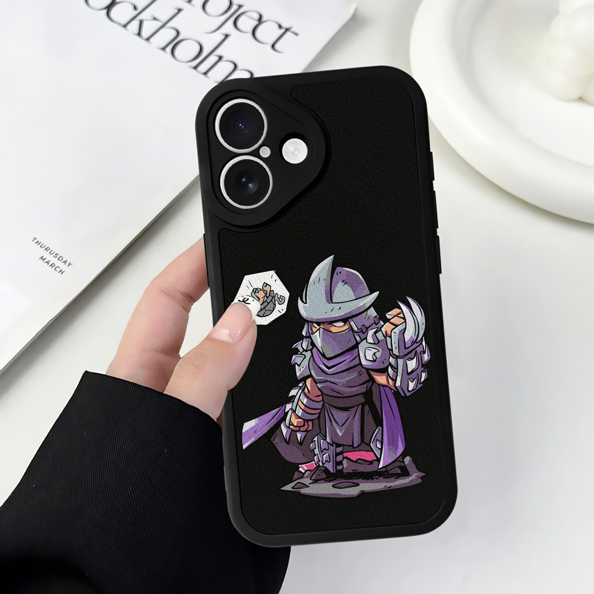 （画像用） アベンジャーズ The Avengers 【iPhone 16シリーズ対応】シリコンスマホケース（レザー調） 材質：シリコン